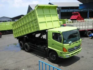 Unit karoseri truk sampah compactor dengan sistem pemadat hidrolik otomatis
