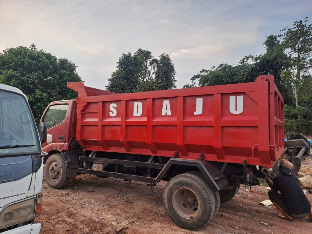 Truk box logistik dengan material aluminium ringan untuk efisiensi BBM