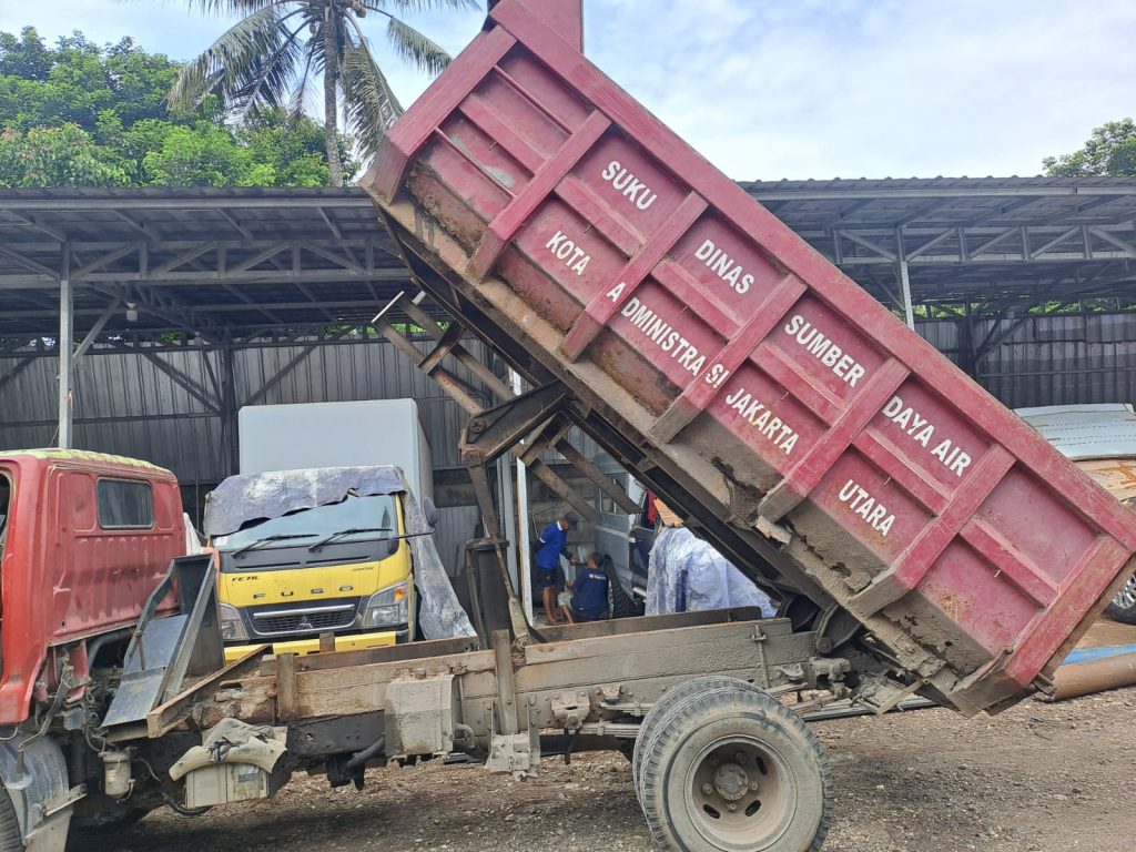 Perbandingan sebelum dan sesudah restorasi truk bekas menjadi seperti baru