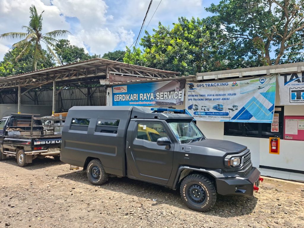 ustom unit Hilux dengan rangka dan body operasional di workshop Berdikari Raya