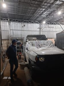 proses re-body armada truk di workshop Berdikari Raya