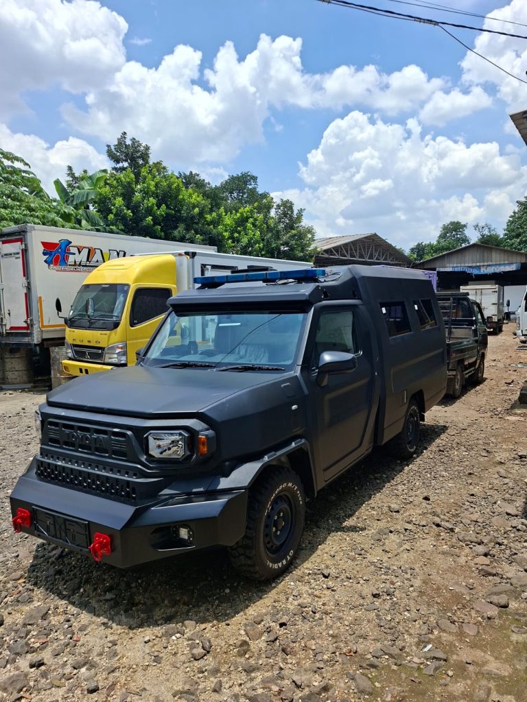 Custom unit Hilux dengan rangga dan body operasional di workshop Berdikari Raya