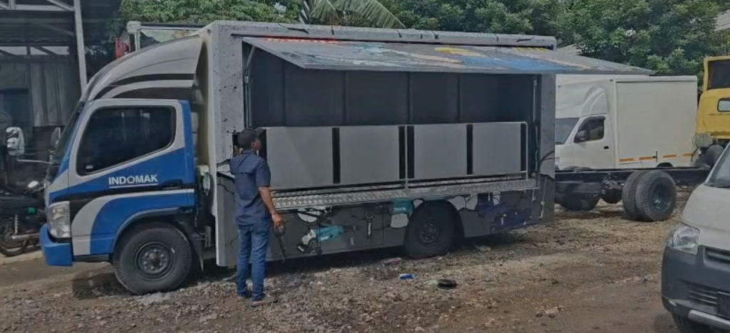 wingbox truk dengan pintu samping terbuka untuk loading forklift