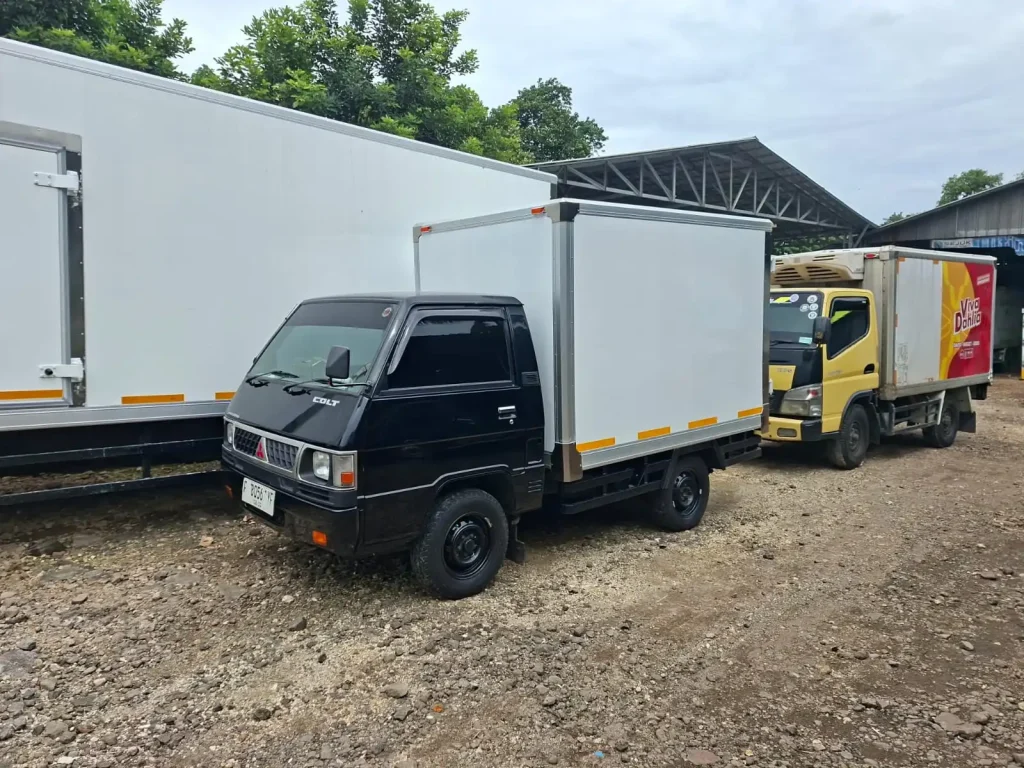 pembuatan box freezer l300 di workshop Berdikari Raya