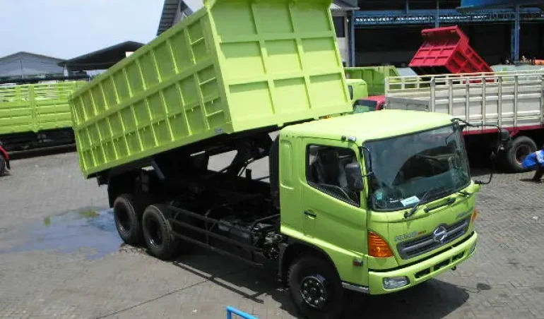 Unit karoseri truk sampah compactor dengan sistem pemadat hidrolik otomatis