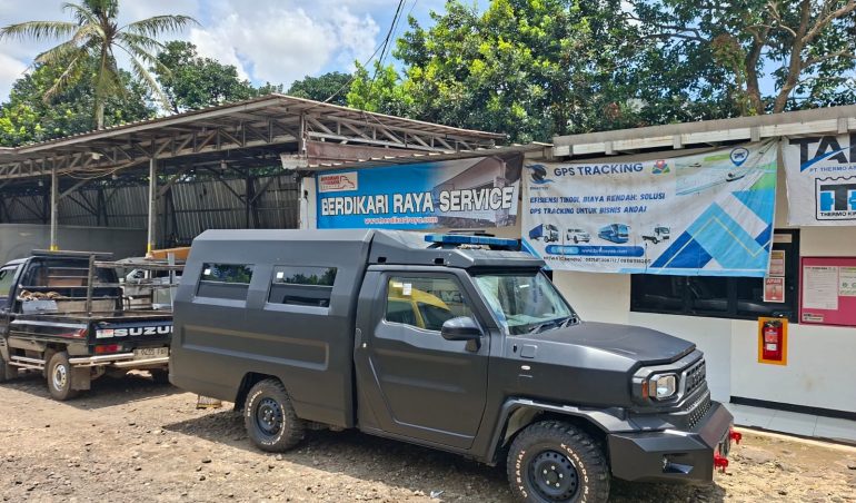 ustom unit Hilux dengan rangka dan body operasional di workshop Berdikari Raya