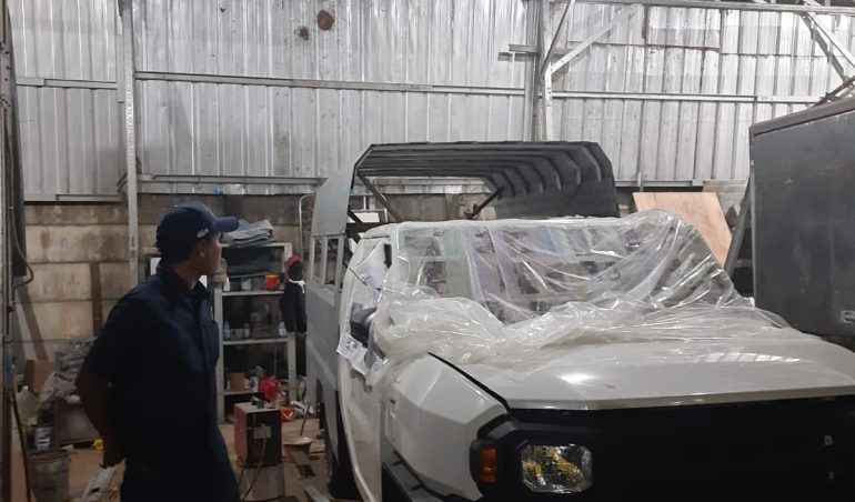 proses re-body armada truk di workshop Berdikari Raya